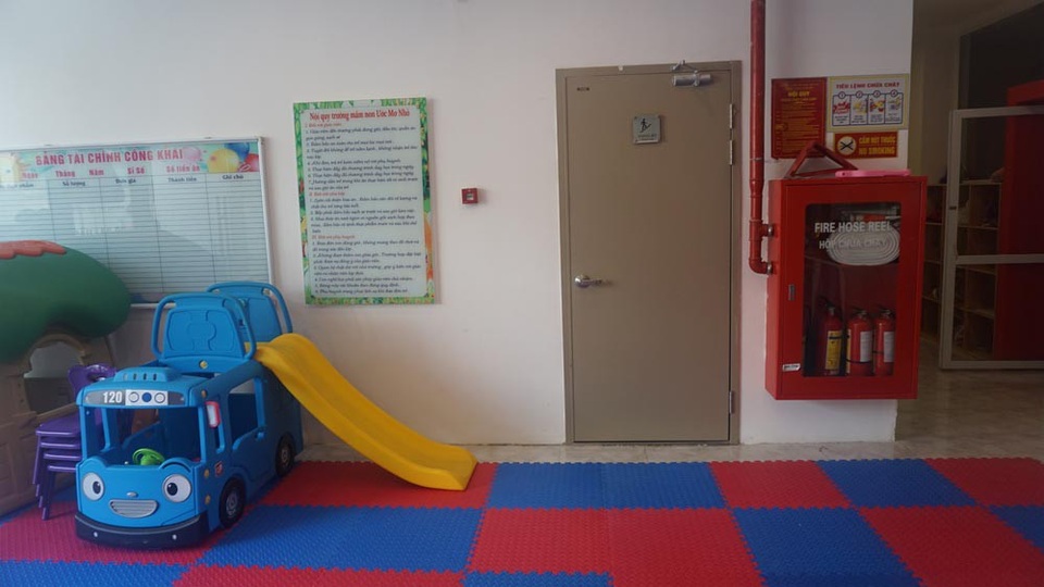 Siêu thị, trường học bịt cửa thoát hiểm chung cư: Chủ đầu tư hứa khắc phục - 7 Khu vực cửa thoát hiểm trong trường mầm non cũng được dọn dẹp thông thoáng hơn trước.