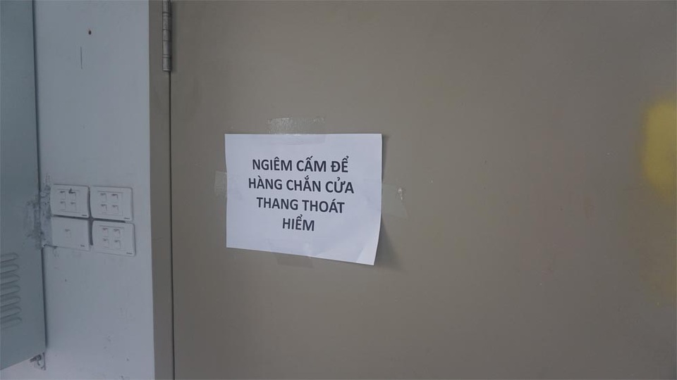 Siêu thị, trường học bịt cửa thoát hiểm chung cư: Chủ đầu tư hứa khắc phục - 4 Thông báo cấm xâm phạm hành lang cửa thoát hiểm được dán tại cánh cửa thoát hiểm nằm trong siêu thị.