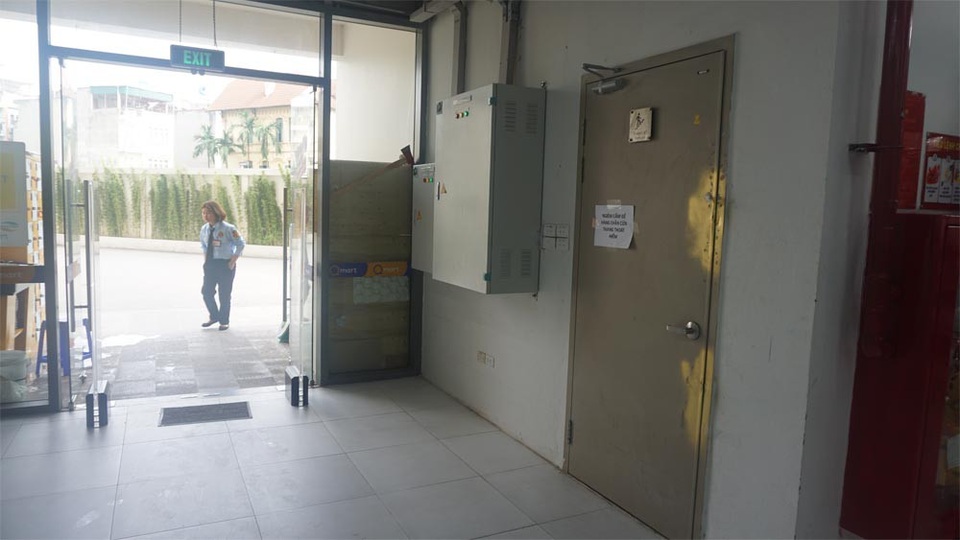 Siêu thị, trường học bịt cửa thoát hiểm chung cư: Chủ đầu tư hứa khắc phục - 2 Khu vực cửa thoát hiểm trong siêu thị đã được dọn dẹp thông thoáng.
