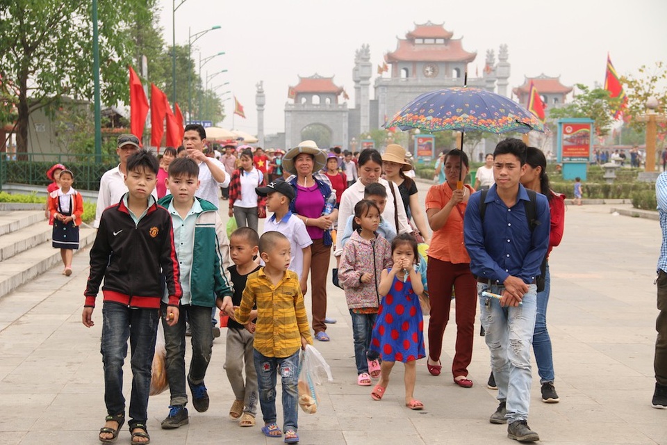 Hàng triệu lượt người đổ về Đền Hùng trước ngày chính giỗ - 4
Lượng người đổ về Khu Di tích Đền Hùng mỗi lúc một đông.
