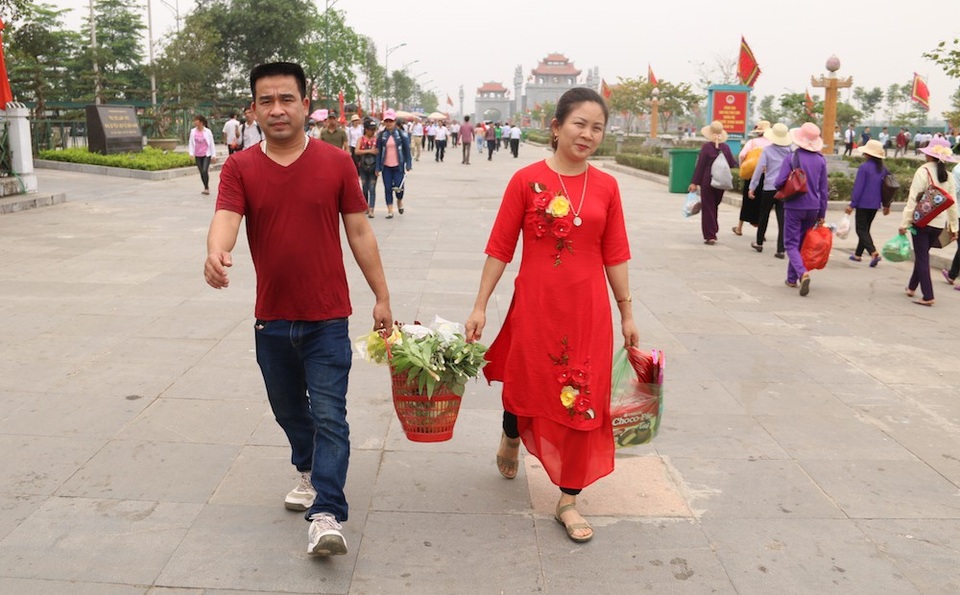 Hàng triệu lượt người đổ về Đền Hùng trước ngày chính giỗ - 3
Người dân mang hương hoa, lễ vật lên các đền trong Khu Di tích lịch sử Đền Hùng.