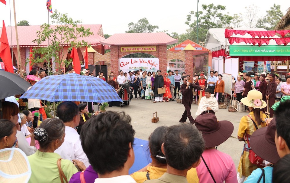Hàng triệu lượt người đổ về Đền Hùng trước ngày chính giỗ - 8 Tại khu vực sân Trung tâm của Khu Di tích lịch sử Đền Hùng Ban Tổ chức bố trí các trại văn hóa để biểu diễn các tiết mục văn nghệ phục vụ du khách thập phương.
