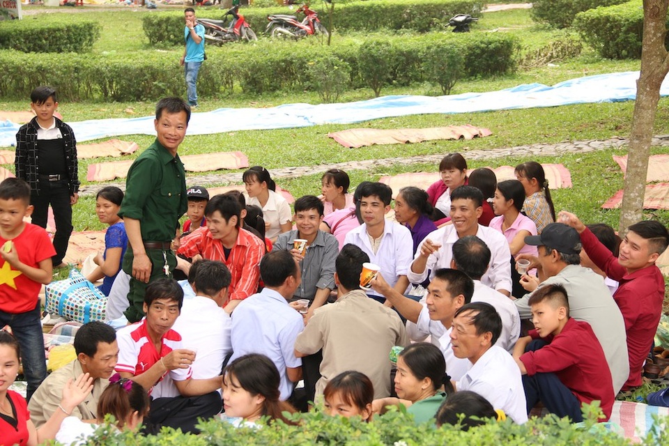 Hàng triệu lượt người đổ về Đền Hùng trước ngày chính giỗ - 6 Người dân nghỉ ngơi tại khu vực chân núi Nghĩa Lĩnh.