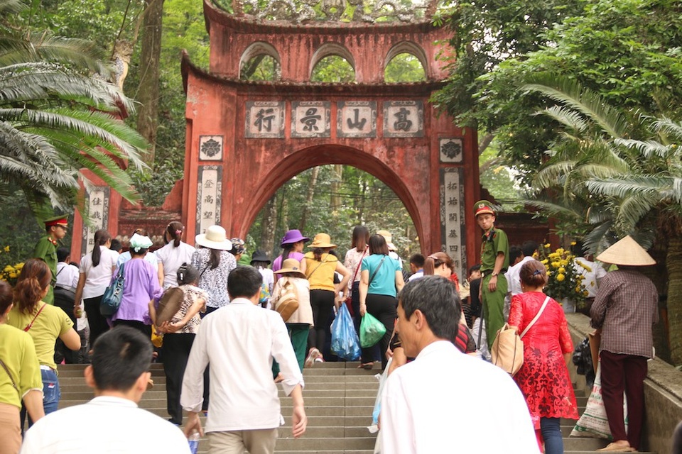 Hàng triệu lượt người đổ về Đền Hùng trước ngày chính giỗ - 5 Khu vực cổng lên các đền có nhiều thời điểm rất đông người.