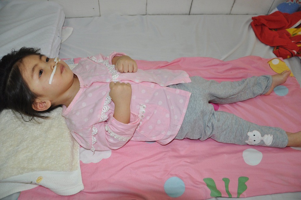 Ám ảnh ánh mắt bé 3 tuổi bị viêm não - 2 Cô bé không còn chạy nhảy hay líu lo hát được nữa.