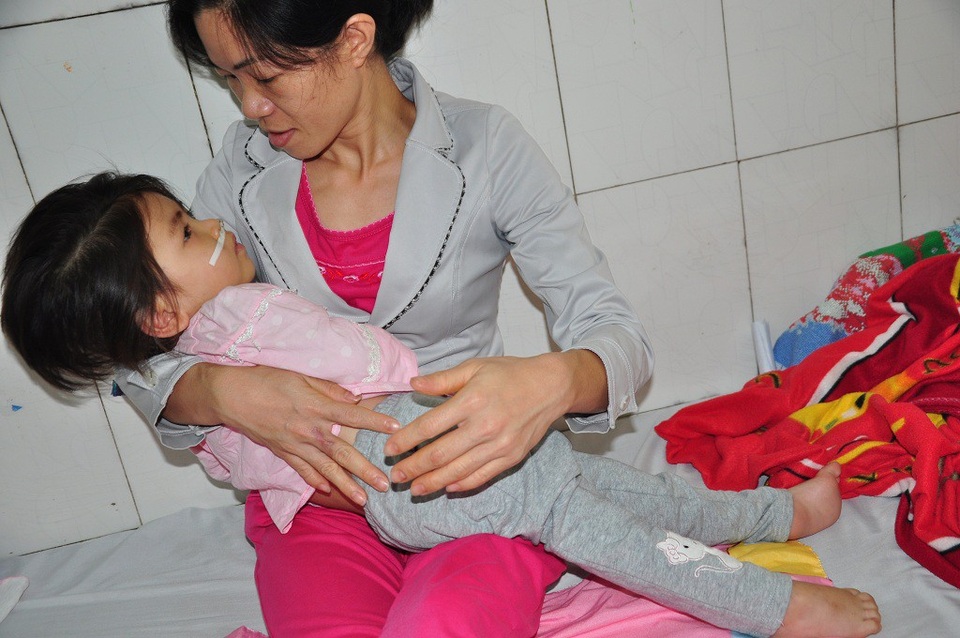 Ám ảnh ánh mắt bé 3 tuổi bị viêm não - 3 Theo con đi viện đã hơn 1 năm nay, chị Minh chưa 1 lần ngừng hi vọng vào việc con hồi phục.
