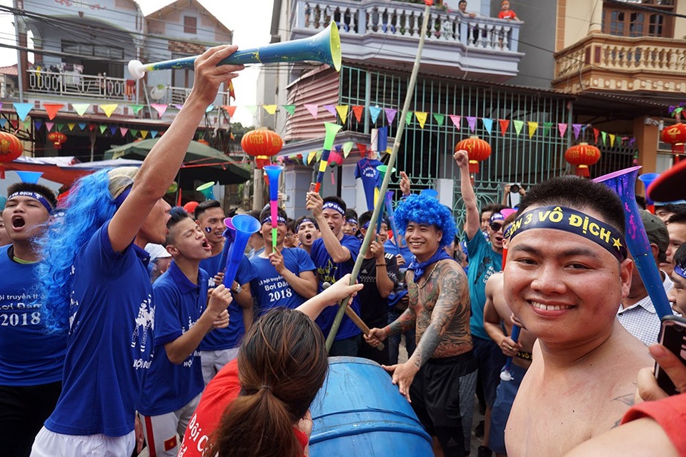 Hàng vạn người cổ vũ đua thuyền hội làng Đăm ở Hà Nội - 2
Cuộc đua thuyền luôn có sự cổ vũ cuồng nhiệt của hàng vạn người dân địa phương và du khách. Thanh niên làng Đăm với trang phục và phụ kiện không khác gì những cổ động viên bóng đá.