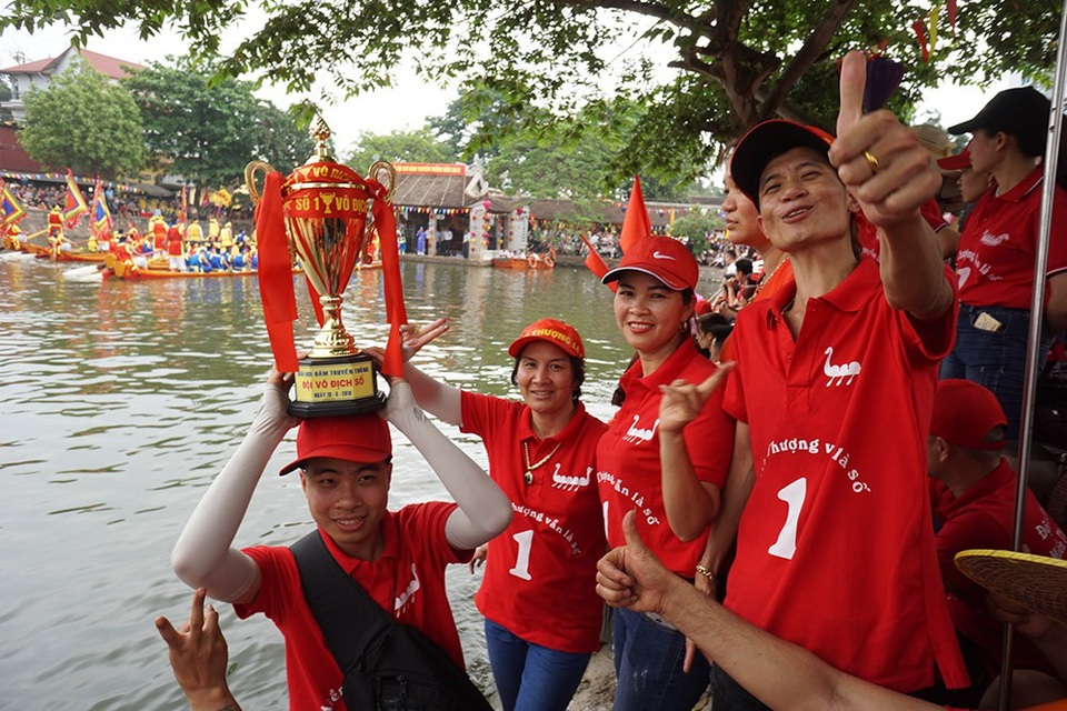 Hàng vạn người cổ vũ đua thuyền hội làng Đăm ở Hà Nội - 4
Có 3 thôn Thượng, Trung, Hạ tham gia đua thuyền. Cuộc đua còn có tên gọi truyền thống là bơi Đăm, trong đó mỗi đội có hàng nghìn cổ động viên. Trong ảnh là những cổ động viên của thôn Thượng với hình chiếc cúp vàng đầy hy vọng.