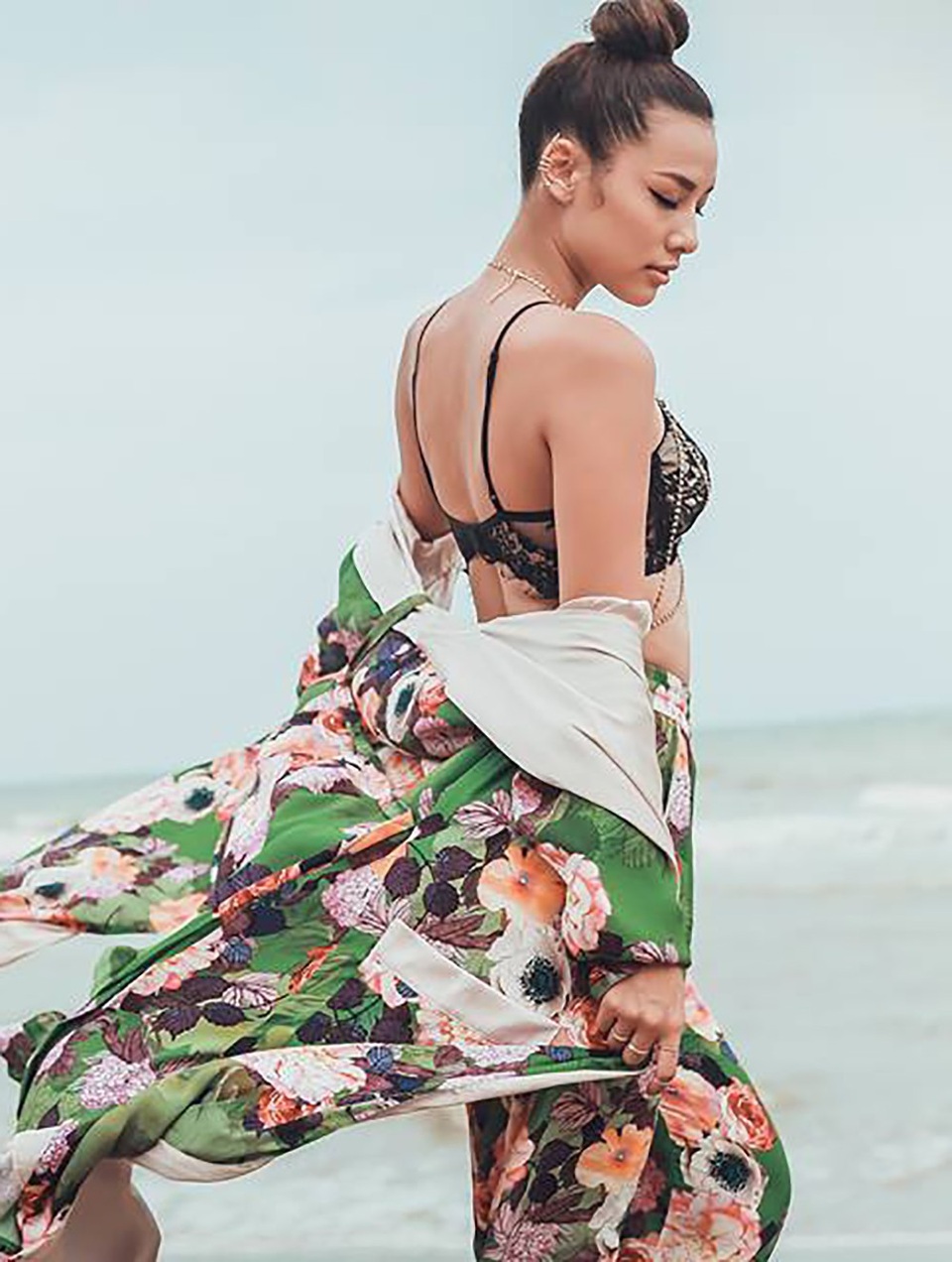 Lilly Nguyễn sinh năm 1993, cao 1m73 có mẹ là người Việt và bố là người Canada nên cô sở hữu gương mặt lai rất quyến rũ.  Dù với ảnh toàn thân hay bán thân, cô gái này luôn có sức hút riêng của mình