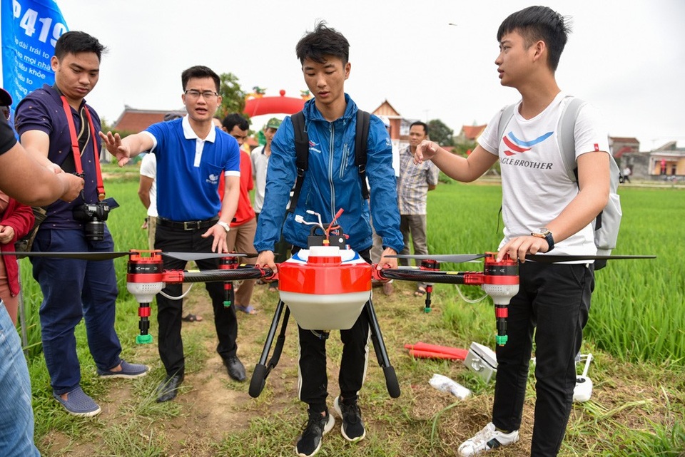 Máy bay không người lái trình diễn phun thuốc trừ sâu ở Bắc Ninh - 7
Chiếc drone loại 4 cánh quạt có thể phun thuốc trừ sâu trên diện tích 1 ha trong 10 phút.