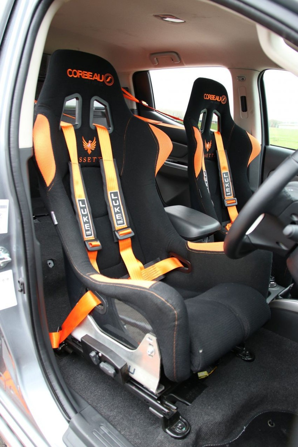 Mitsubishi làm phiên bản Triton độc nhất phục vụ trình diễn mạo hiểm - 2 Mitsubishi làm phiên bản Triton độc nhất phục vụ trình diễn mạo hiểm - 2