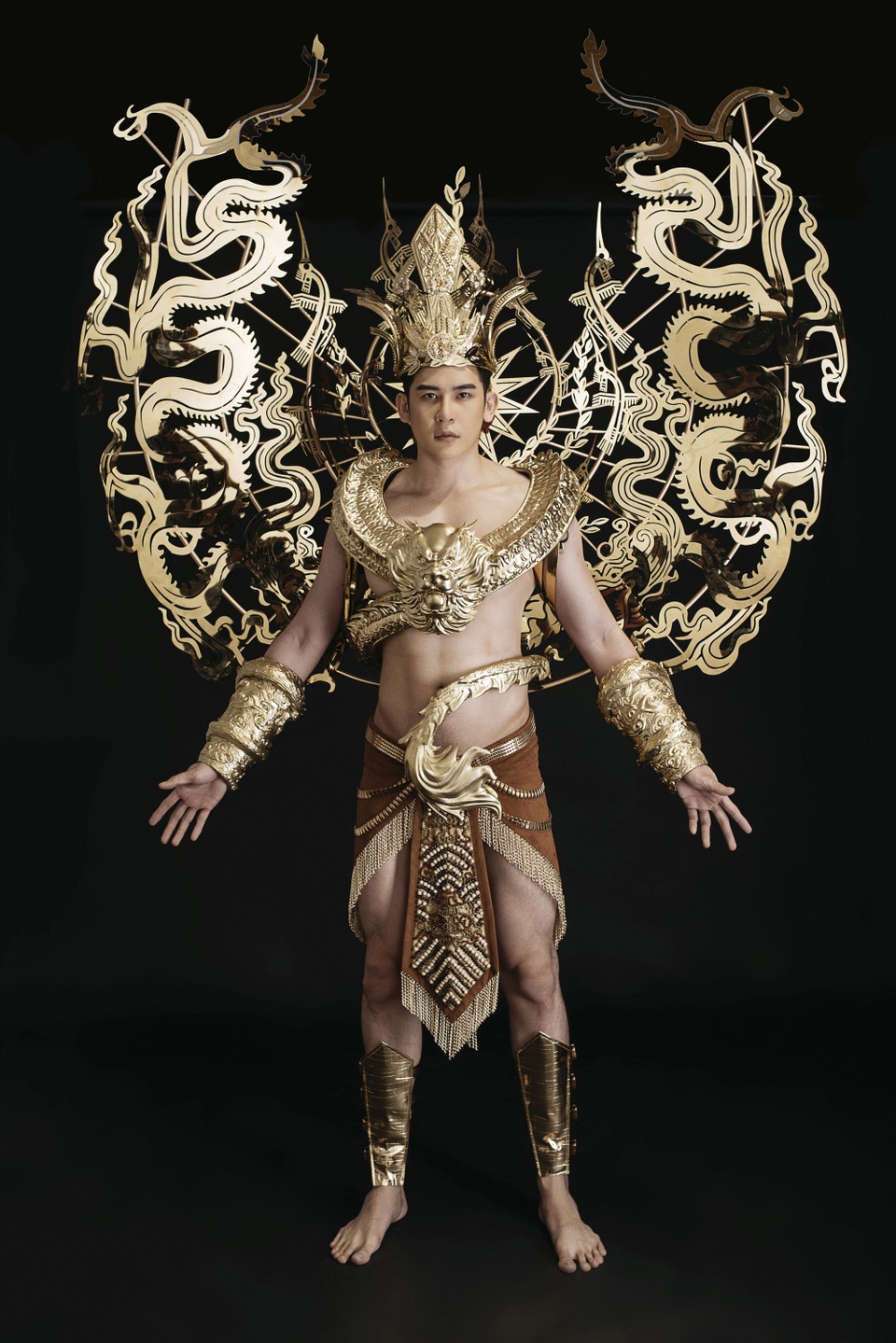 Minh Trung mang trang phục nặng 40kg dát vàng dự thi Mister International - 3
Màu chủ đạo của bộ trang phục là màu vàng gold