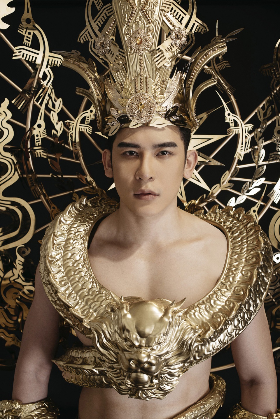 Minh Trung mang trang phục nặng 40kg dát vàng dự thi Mister International - 1 Bộ trang phục dân tộc dựa trên tích Con Rồng cháu Tiên của Minh Trung.