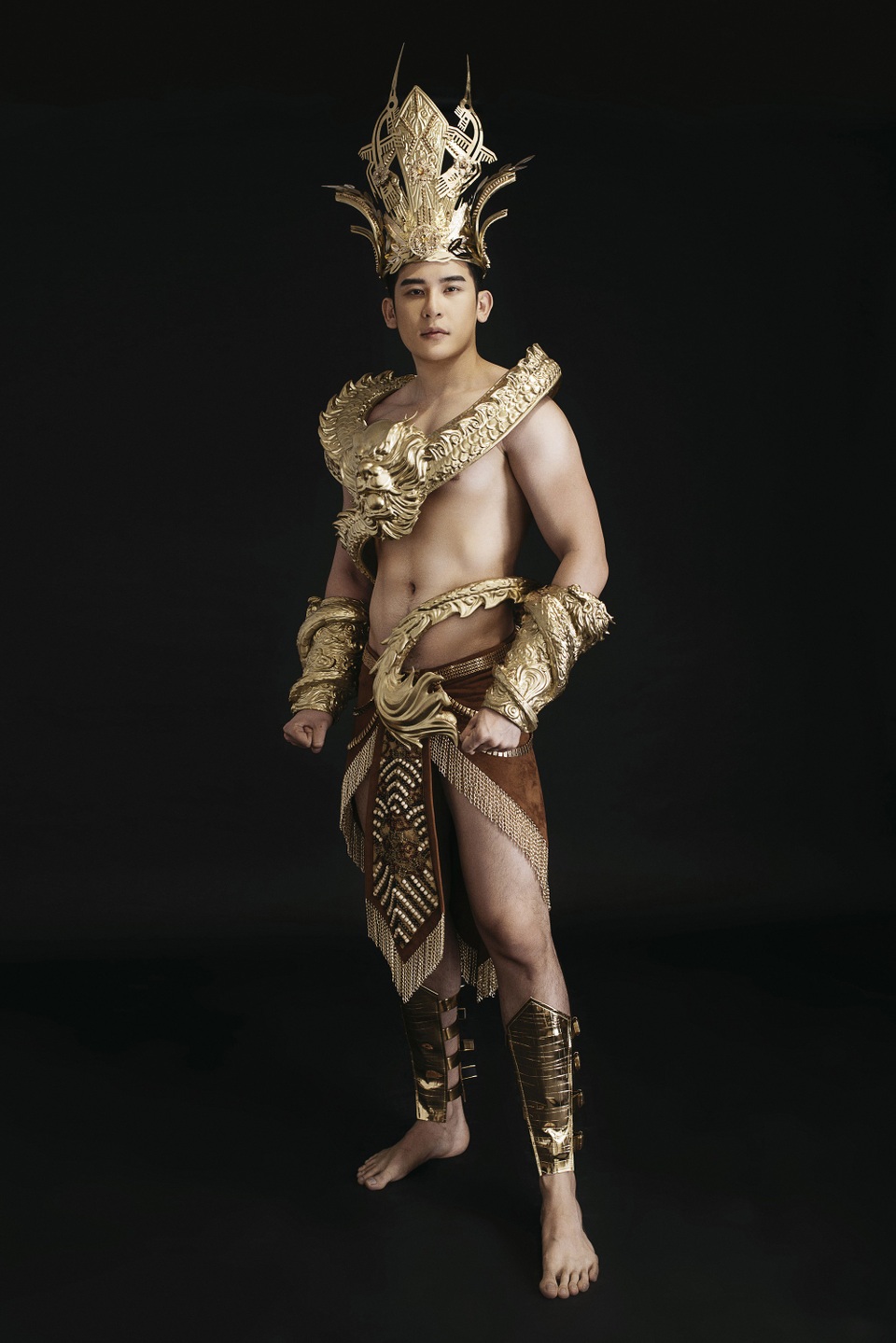 Minh Trung mang trang phục nặng 40kg dát vàng dự thi Mister International - 5 Minh Trung mang trang phục nặng 40kg dát vàng dự thi Mister International - 5