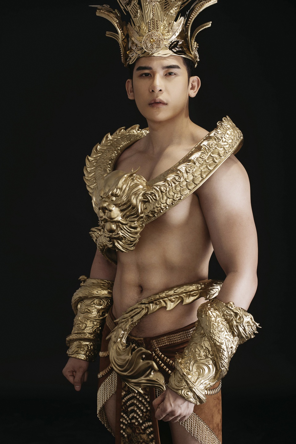 Minh Trung mang trang phục nặng 40kg dát vàng dự thi Mister International - 2 Minh Trung mang trang phục nặng 40kg dát vàng dự thi Mister International - 2