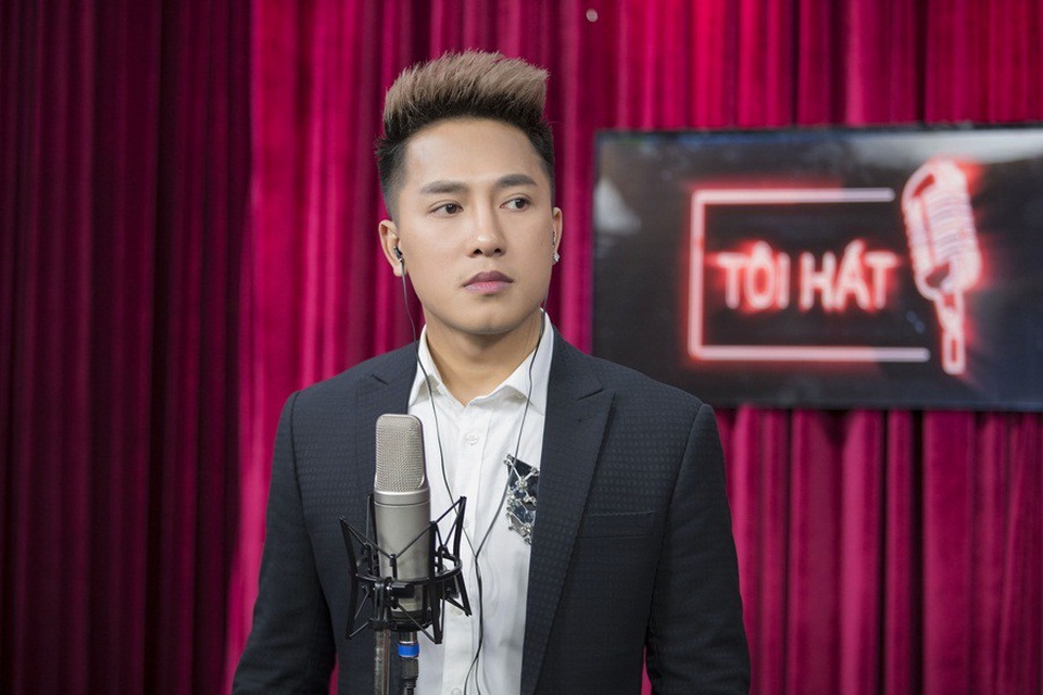 Những ngày đầu đi hát show hội chợ và tỉnh lẻ, cuộc sống anh gặp không ít khó khăn.