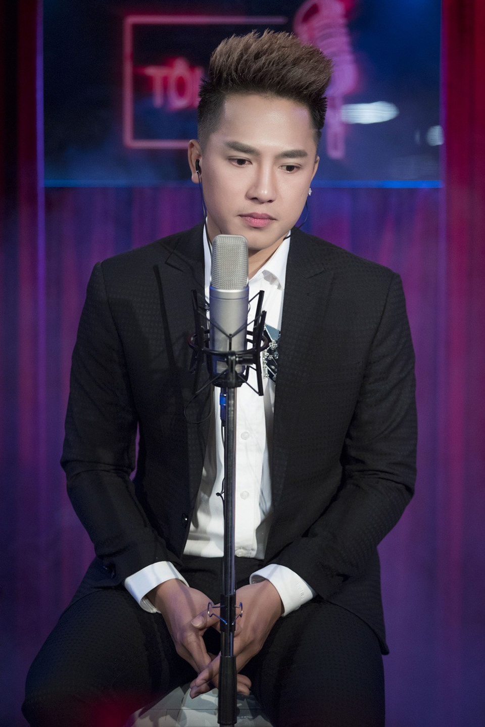 Một thực tế buộc mình phải chấp nhận là khi hát lót và chưa thành danh, việc khán giả thiếu trân trọng, thậm chí đuổi khỏi sân khấu là điều thường xuyên, Châu Khải Phong tâm sự.