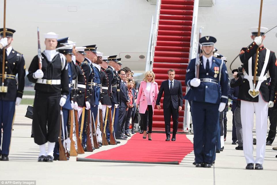 Mỹ bắn đại bác đón Tổng thống Pháp theo nghi thức cao nhất - 1 Tổng thống Macron và phu nhân Brigitte ngày 23/4 đã tới thủ đô Washington, bắt đầu chuyến thăm chính thức kéo dài 3 ngày tới Mỹ. Chuyến thăm diễn ra sau khi Mỹ và Pháp vừa kết thúc cuộc không kích gây tranh cãi nhằm vào các mục tiêu tại Syria hôm 14/4. (Ảnh: AFP)