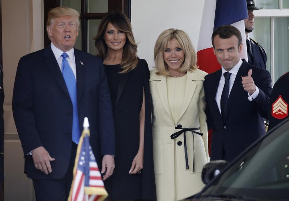 Mỹ bắn đại bác đón Tổng thống Pháp theo nghi thức cao nhất - 3 Tổng thống Trump và phu nhân Melania đã dành sự đón tiếp trọng thể cho nhà lãnh đạo Pháp và phu nhân. Mỹ đã trải thảm đỏ và bắn 21 phát đại bác để đón Tổng thống Macron theo nghi thức cấp nhà nước. (Ảnh: Reuters)
