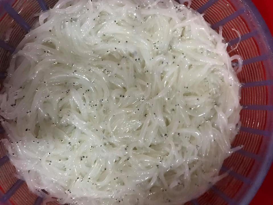 Trong như thủy tinh, mềm hơn bún: Bí ẩn loài cá hiếm sông Đà - 2
Mỗi năm cá ngần chỉ xuất hiện một lần nên loại cá này rất hút khách mua