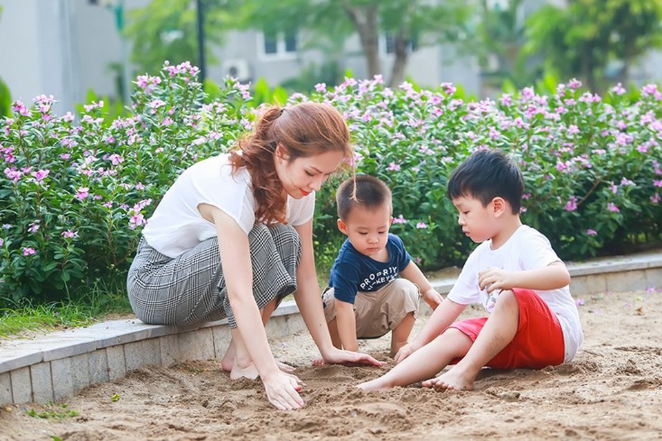 Cùng MC Đan Lê chọn lựa sân chơi hè lý tưởng cho con - 1 Dù bận rộn thế nào thì vợ chồng Đan Lê vẫn cố gắng dành những khoảng thời gian để vui chơi cùng con.