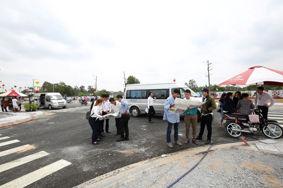 Khu đô thị Kiến Tường Central Mall: 6 yếu tố “vàng” thu hút khách hàng đầu tư và an cư - 1 Đông đảo khách hàng tham quan thực tế dự án KĐT Kiến Tường Central Mall
