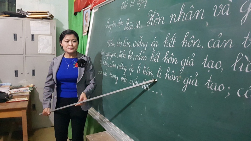 Lớp học xóa mù chữ "đơn độc" trong đêm tối ở lưng chừng núi - 1
Cô giáo Tăng Tố Hương hướng dẫn cả lớp đánh vần bài học