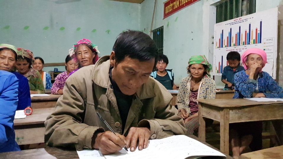 Lớp học xóa mù chữ "đơn độc" trong đêm tối ở lưng chừng núi - 2
Ông Vàng Nhìa Tráng, 57 tuổi đang nắn nót viết từng chữ một