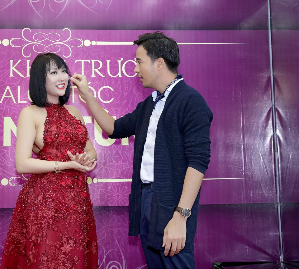 Phi Thanh Vân nổi bật với đầm đỏ - 4