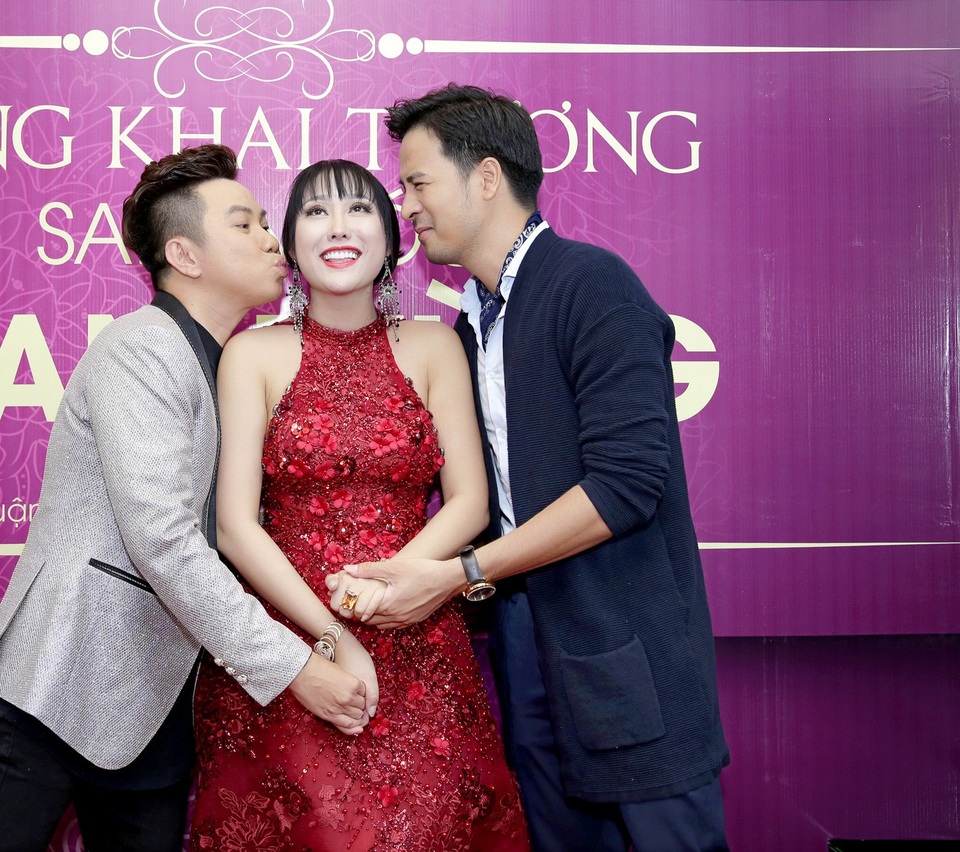 Phi Thanh Vân nổi bật với đầm đỏ - 5