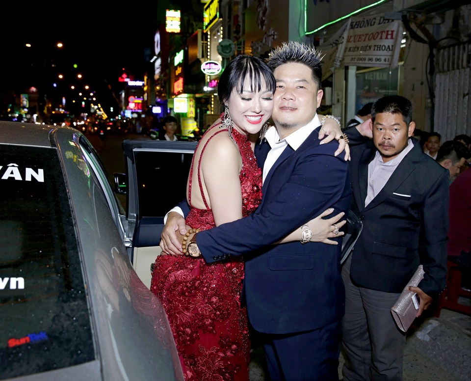 Phi Thanh Vân nổi bật với đầm đỏ - 2