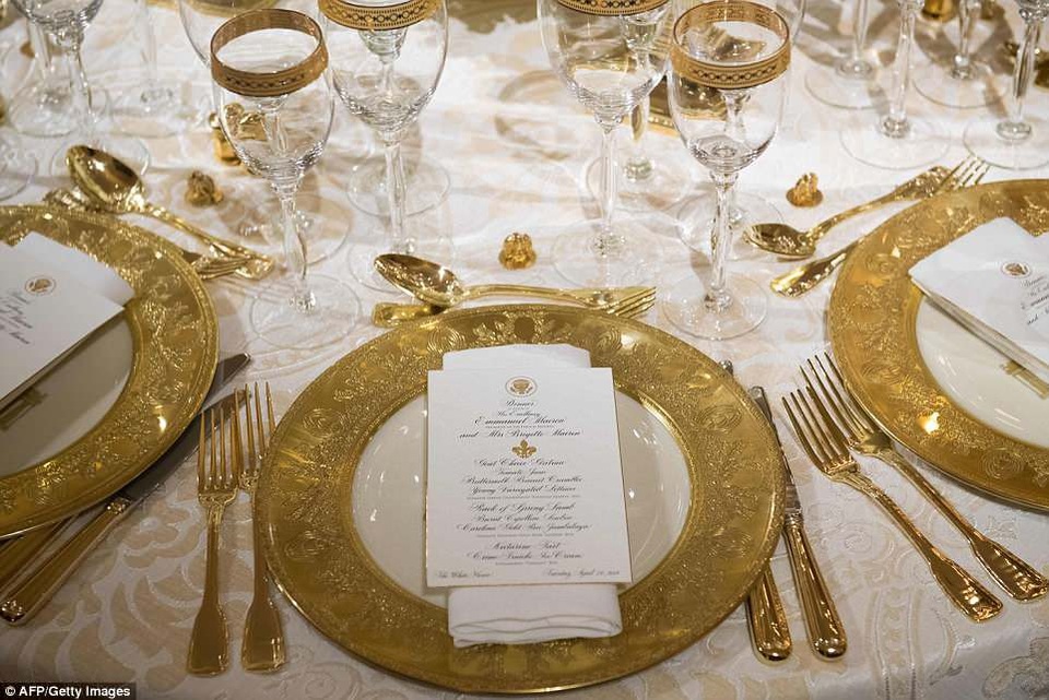 Đệ nhất phu nhân Melania Trump chuẩn bị quốc yến đầu tiên - 5
Tông màu chủ đạo của quốc yến là màu vàng và trắng sang trọng. Tất cả các vật dụng dùng cho quốc yến đều là tráng men vàng. (Ảnh: AFP)