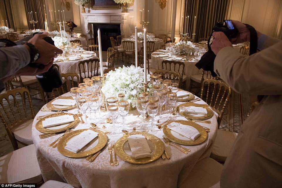 Đệ nhất phu nhân Melania Trump chuẩn bị quốc yến đầu tiên - 6
Đệ nhất phu nhân Melania đã sử dụng các đồ dùng bằng sứ từ thời Tổng thống Bill Clinton và George H.W. Bush để tạo nền vàng óng lấp lánh dưới ánh nến. (Ảnh: AFP)