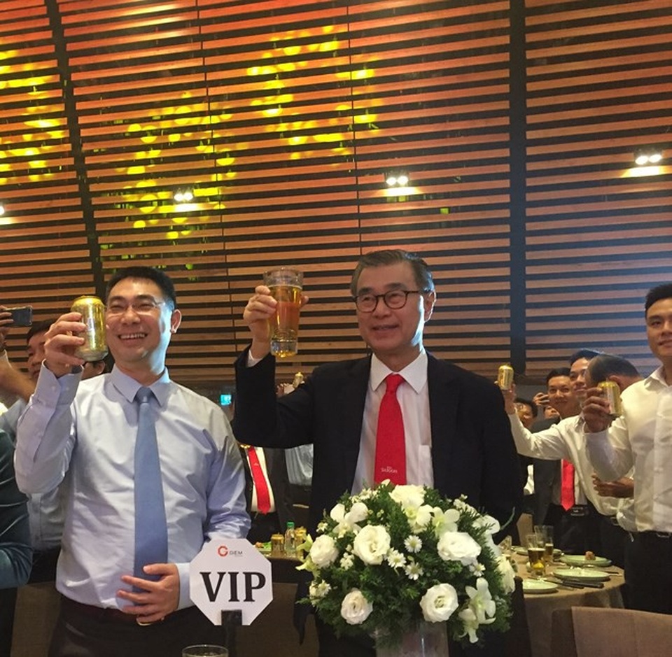 “Nhùng nhằng” khoản nộp 2.790 tỷ đồng của Sabeco: Vẫn chờ cổ đông? - 1
Ông Koh Poh Tiong (áo đen, giữa), tân Chủ tịch HĐQT Sabeco.