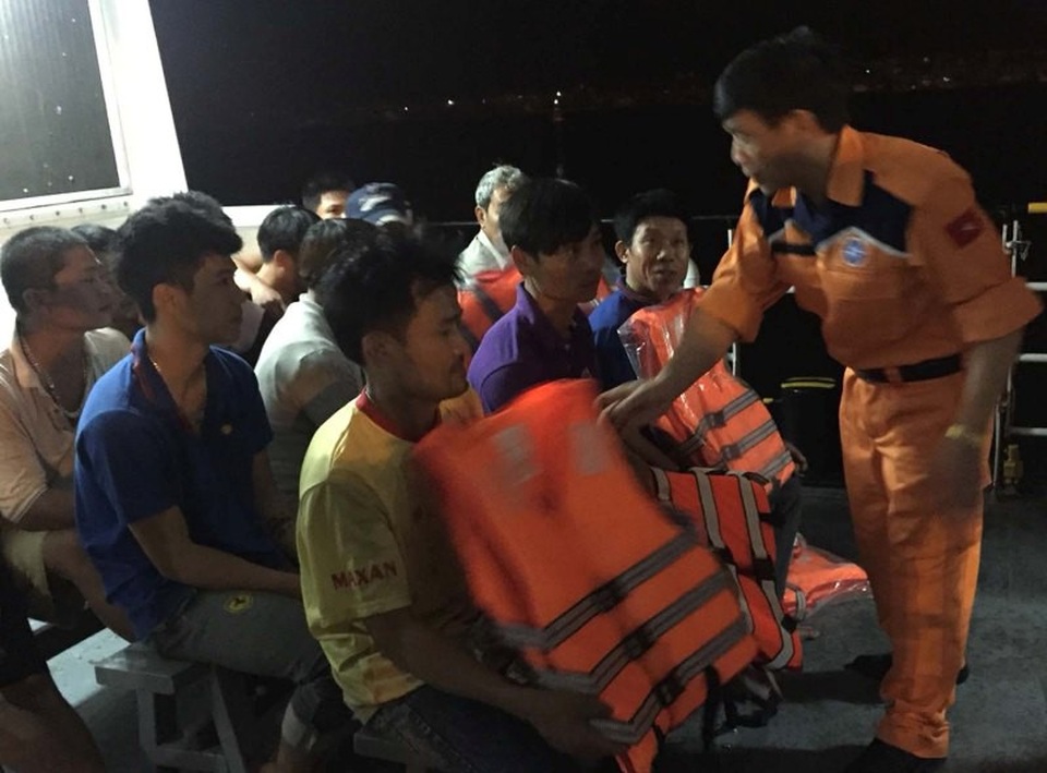 Cứu hộ 13 ngư dân trôi dạt nhiều giờ trên biển - 3 Thăm hỏi các thuyền viên