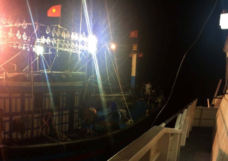 Cứu hộ 13 ngư dân trôi dạt nhiều giờ trên biển - 2 Tàu cứu hộ tiếp cận, đưa các thuyền viên lên bờ