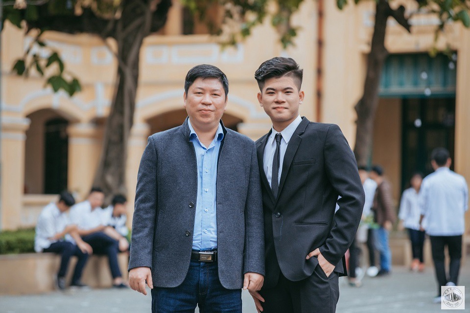 Nam sinh đất Cảng được 8 đại học Mỹ “chào đón” với học bổng tiền tỷ - 2 Thành Nhân và thầy chủ nhiệm của em.