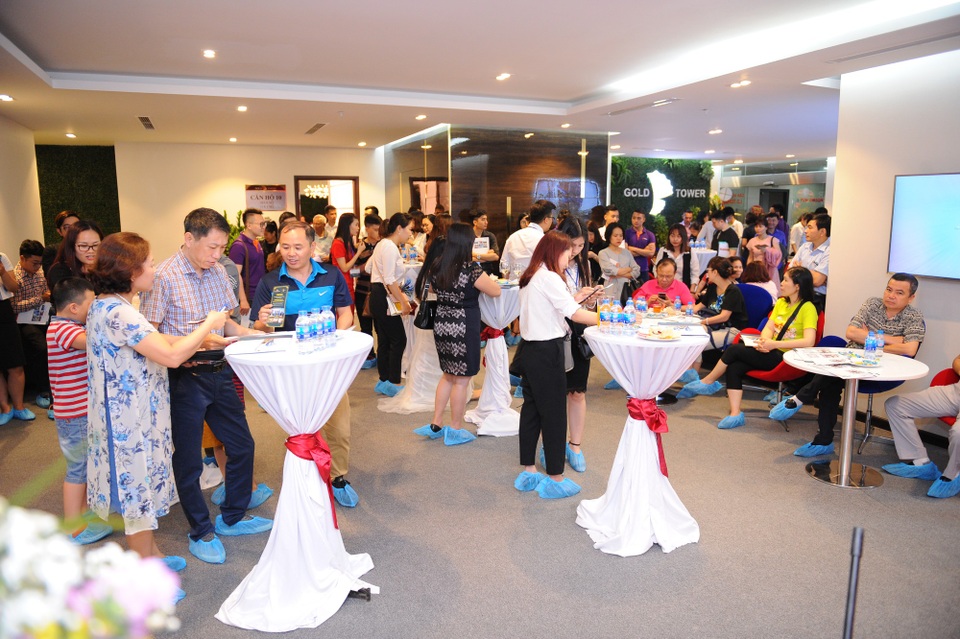 Chung cư cao cấp Gold Tower “đắt hàng” với hệ thống PCCC ưu việt - 1
Lễ mở bán và khai trương căn hộ mẫu Gold Tower với sự tham gia của đông đảo khách hàng.
