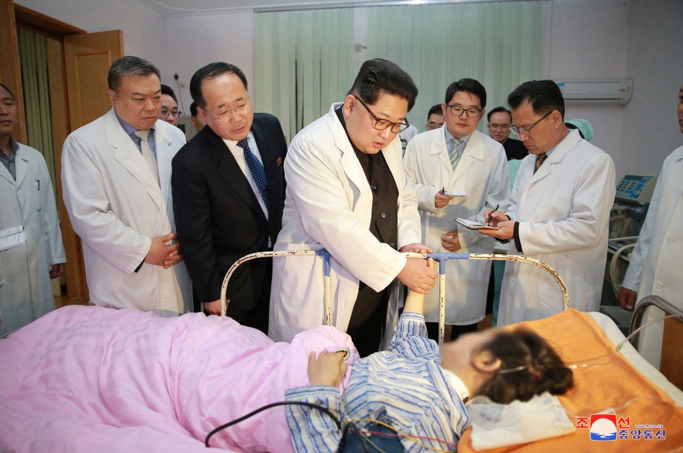 Ông Kim Jong-un đưa tiễn đoàn tàu chở thi thể các nạn nhân Trung Quốc - 3
Ông Kim Jong-un thăm hỏi nạn nhân vụ tai nạn tại bệnh viện ở Triều Tiên (Ảnh: Reuters)