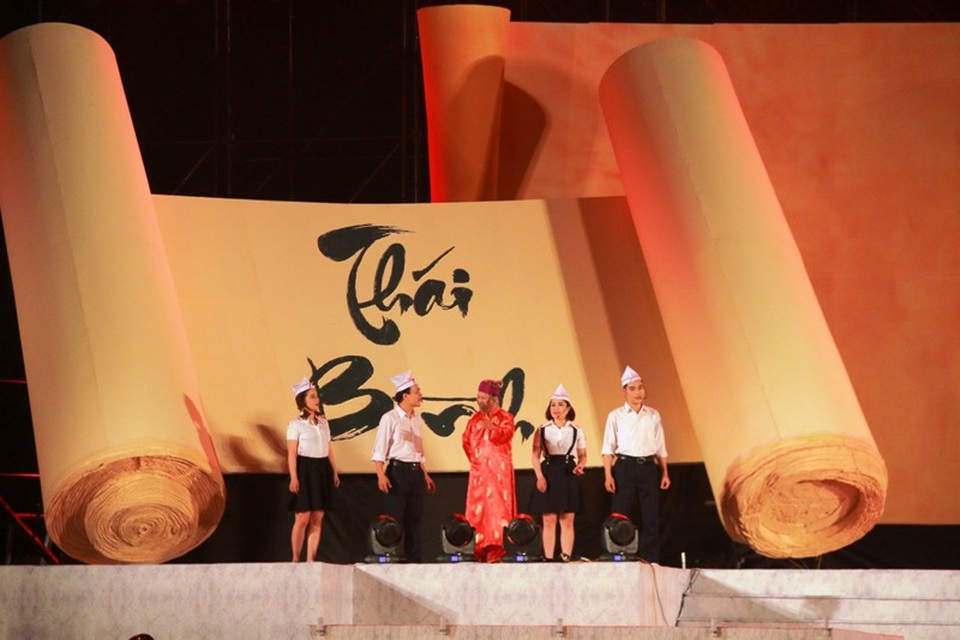 Cố đô Hoa Lư “Rực sáng thiên anh hùng ca Đại Cồ Việt” - 3 Chương trình nghệ thuật Rực sáng thiên anh hùng ca Đại Cồ Việt do nghệ sĩ Lê Quý Dương làm Tổng đạo diễn, viết kịch bản và dàn dựng, có sự tham gia trình diễn của hơn 500 nghệ sĩ, diễn viên đến từ nhiều đơn vị nghệ thuật chuyên nghiệp của trung ương và địa phương.