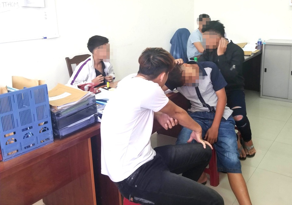 Chân dung nhóm cướp nhí với 3 vụ cướp giật trong... nửa tiếng - 1 Các đối tượng tại cơ quan công an