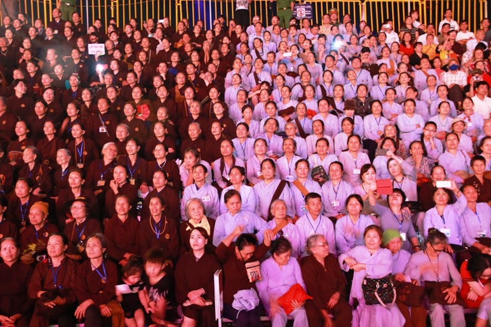 Cố đô Hoa Lư “Rực sáng thiên anh hùng ca Đại Cồ Việt” - 12 Hàng nghìn tăng ni, Phật tử cũng đến tham dự buổi lễ kỷ niệm và đón xem chương trình nghệ thuật hoành tráng nhất từ trước đến nay diễn ra tại cố đô Hoa Lư.