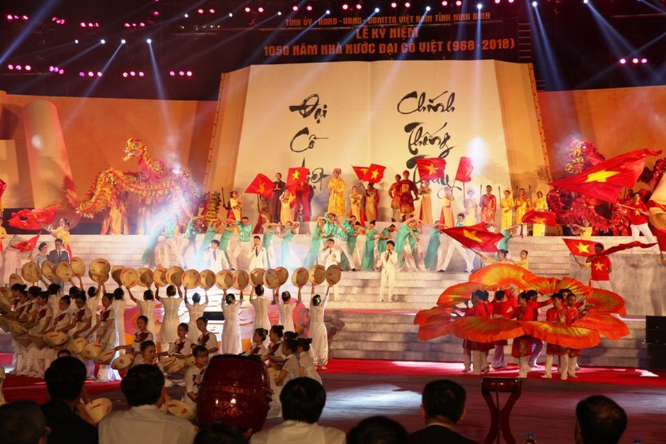 Cố đô Hoa Lư “Rực sáng thiên anh hùng ca Đại Cồ Việt” - 10 Các phần tiếp theo của chương trình là Hoa Lư vào hội và Thời đại Hồ Chí Minh. Điểm nhấn của chương trình là nghi lễ kéo chữ Thái Bình truyền thống của lễ hội Hoa Lư được trình diễn đầy tính nghệ thuật, hào hùng cùng đại cảnh “Quốc Thái Dân An” có sự tham gia của 56 nhà sư đang trụ trì tại các chùa ở Ninh Bình.