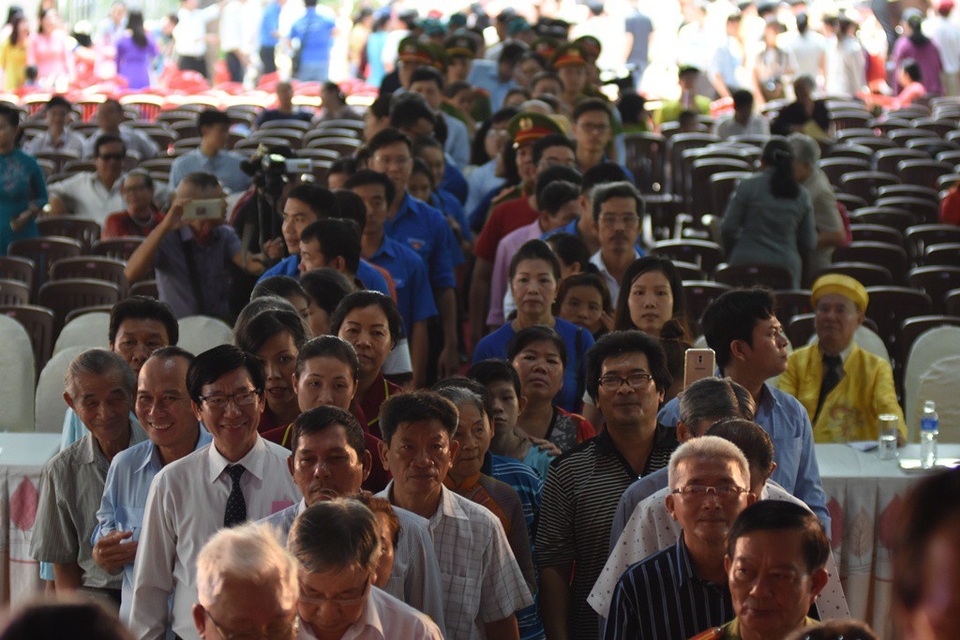 “Mãn nhãn” xem công phu của đệ tử võ sư Huỳnh Tuấn Kiệt - 14
Hàng dài người dâng hương lên bàn thờ Vua Hùng trong trật tự