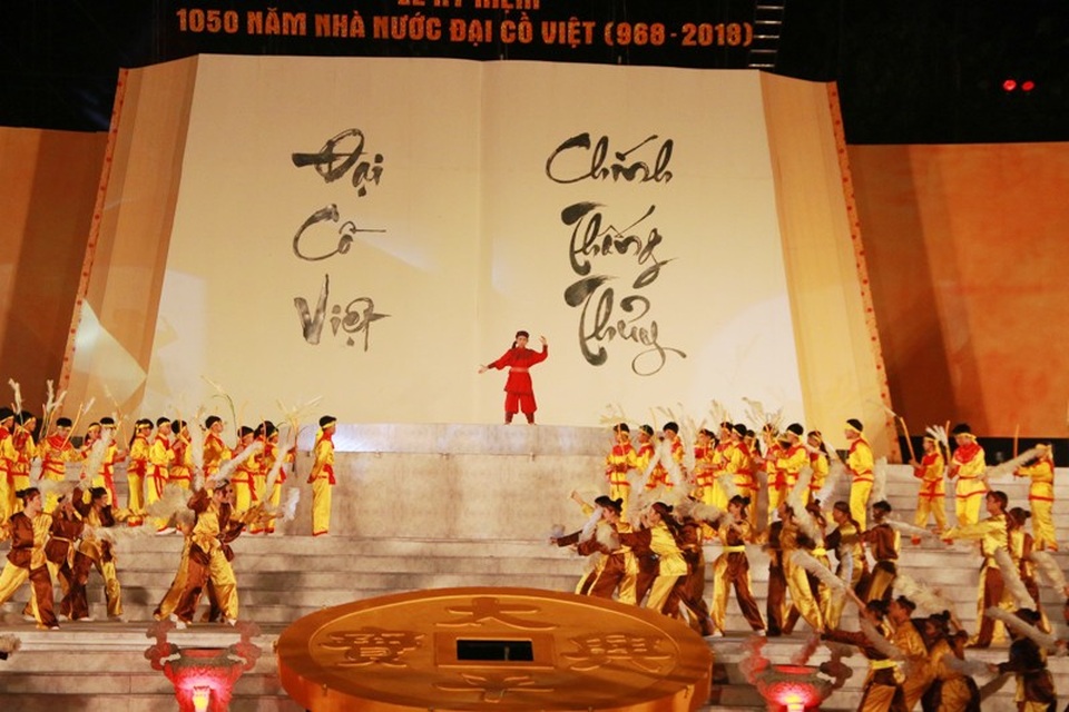 Cố đô Hoa Lư “Rực sáng thiên anh hùng ca Đại Cồ Việt” - 5
Chương trình được mở màn bằng vở kịch, ông kể cho các cháu nghe lịch sử về Đinh Bộ Lĩnh tập hợp mục đồng lấy cờ lau tập trận. Trí dũng hơn người của Đinh Bộ Lĩnh được khẳng định từ khi còn nhỏ, cho đến khi ông tập hợp quân sĩ đứng lên dẹp loạn 12 sứ quân.