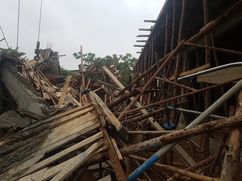Sập giàn giáo thi công cây xăng, nhiều công nhân bị vùi trong đống đổ nát - 1 Hiện trường vụ tai nạn công trình sập giàn giáo trong khi đổ bê tông sàn