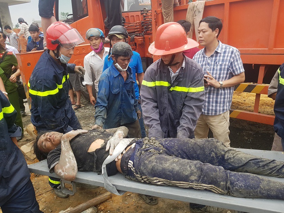 Sập giàn giáo thi công cây xăng, nhiều công nhân bị vùi trong đống đổ nát - 4
Một công nhân bị thương được chuyển đến bệnh viện