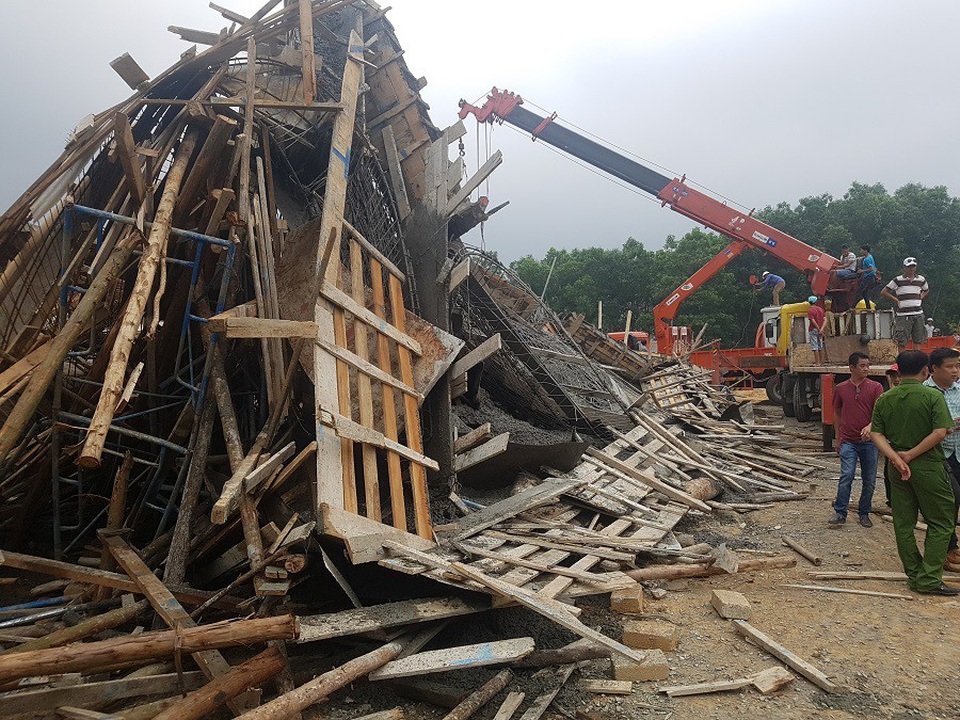 Sập giàn giáo thi công cây xăng, nhiều công nhân bị vùi trong đống đổ nát - 2 Lực lượng cứu hộ đưa các phương tiện tới để ứng cứu