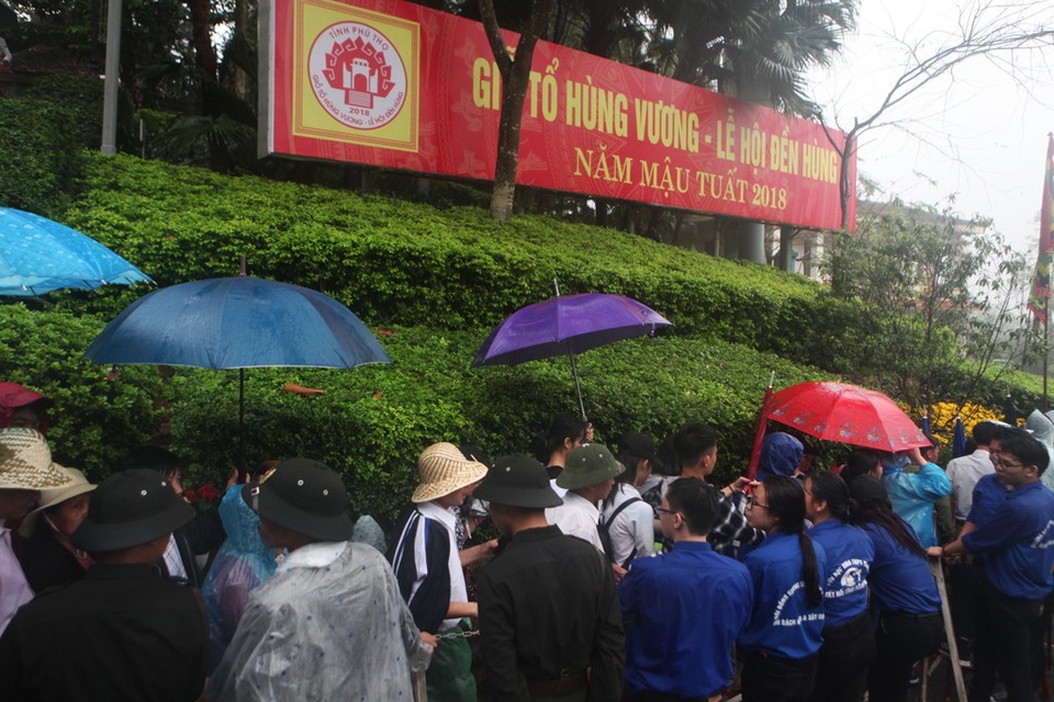 Hàng vạn người đội mưa về Đền Hùng dự quốc giỗ - 10 Hàng vạn người đội mưa về Đền Hùng dự quốc giỗ - 10