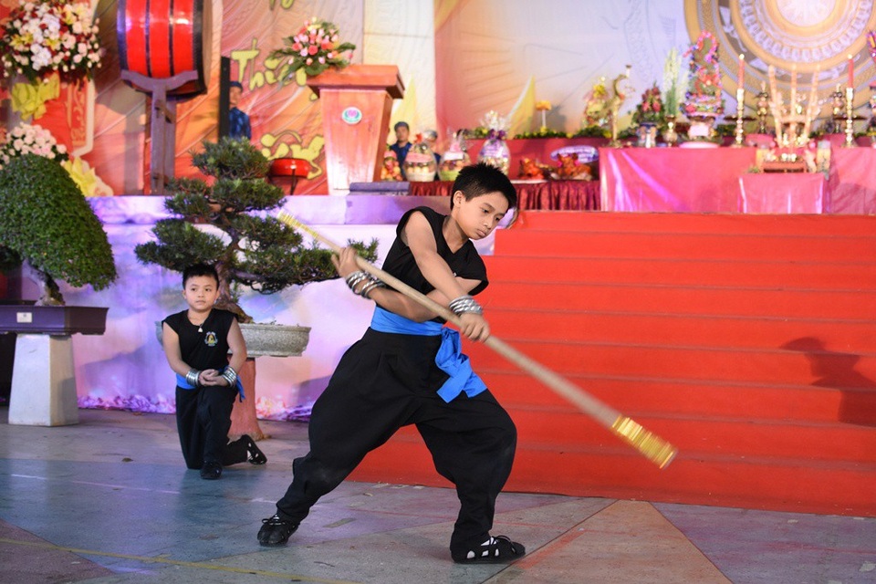 “Mãn nhãn” xem công phu của đệ tử võ sư Huỳnh Tuấn Kiệt - 3 Võ sinh nhí biểu diễn trường côn